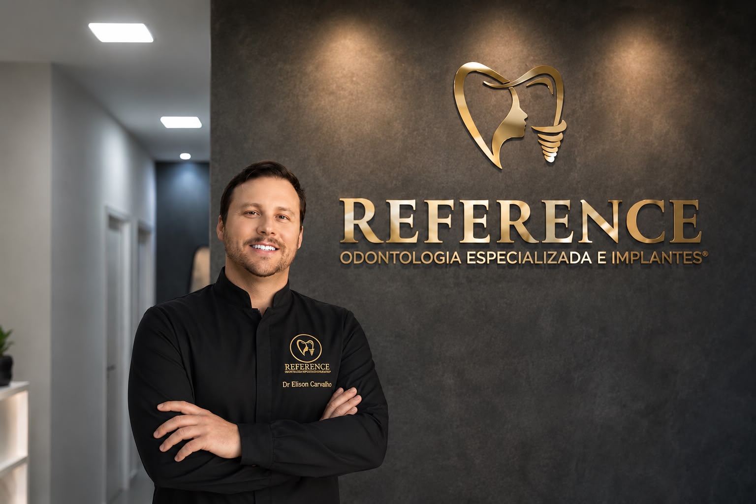 Dr. Élison Carvalho, co-fundador da Reference Odontologia, na recepção da clínica