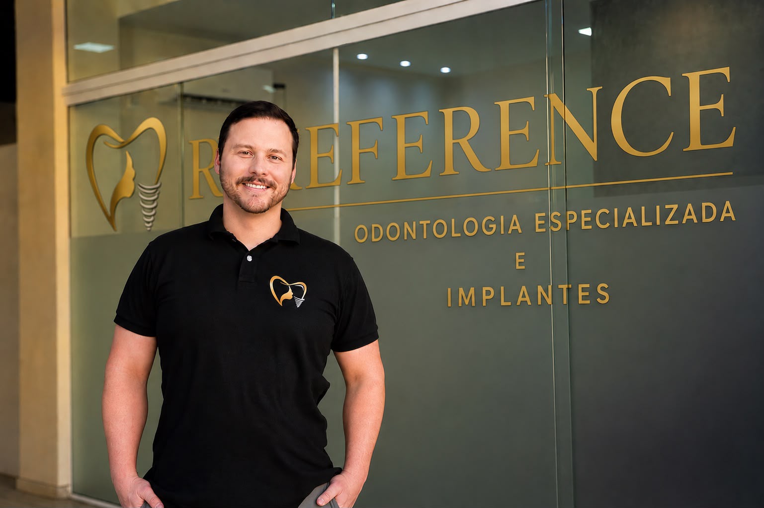 Dr. Élison Carvalho, fundador da Reference Odontologia, em frente à fachada da clínica